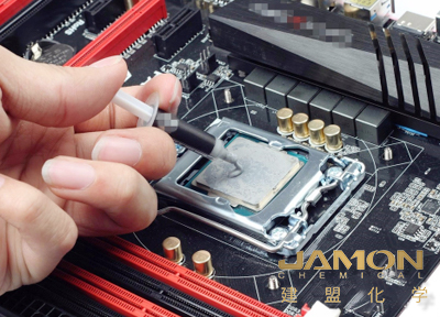 散热膏，作为电子设备中不可或缺的热管理材料，广泛应用于CPU、GPU和其他高性能元件的散热系统中。其主要作用是填充散热器和电子元件之间的微小空隙，从而提高热量的传导效率，避免设备因过热而导致性能下降或损坏。散热膏的热导率是其性能的关键指标之一，通常较高的热导率意味着更好的散热效果。
