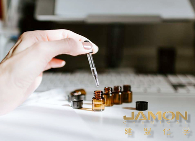  水性硅烷偶联剂在现代材料科学中发挥着重要作用，特别是在提高材料的耐候性方面。耐候性是指材料在长时间暴露于自然环境（如紫外线、雨水、空气污染等）中的抗老化和耐损耗能力。随着环保法规的日益严格，水性硅烷偶联剂逐渐成为了提升材料耐候性的关键助剂。